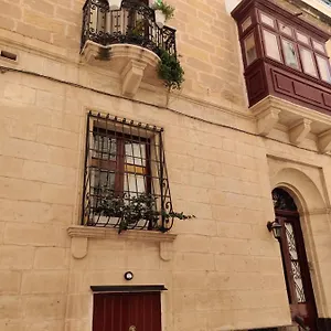 Apartamento Semi-basement, Cosy Interconnected To Our A Traditional Maltese Townhouse